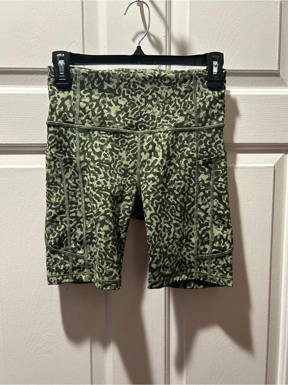 Athleta Ultimate Stash II 7" Short Green Camo Leopard Biker Shorts Size Small